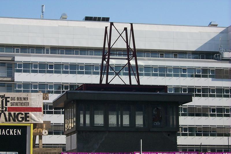 D21-Berlin_Checkpoint_Charlie.JPG
